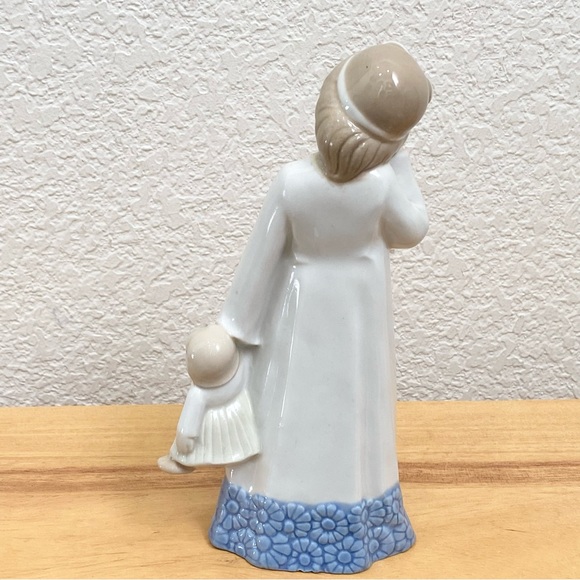 Vintage D’ART S.A. Blue/White Porcelain Sleepy Girl Holding Teddy Bear Figurine - Picture 4 of 15